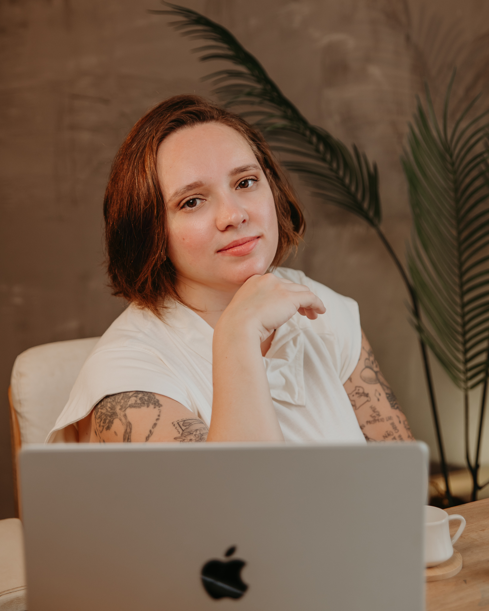 Jessica Bononi na mesa com laptop